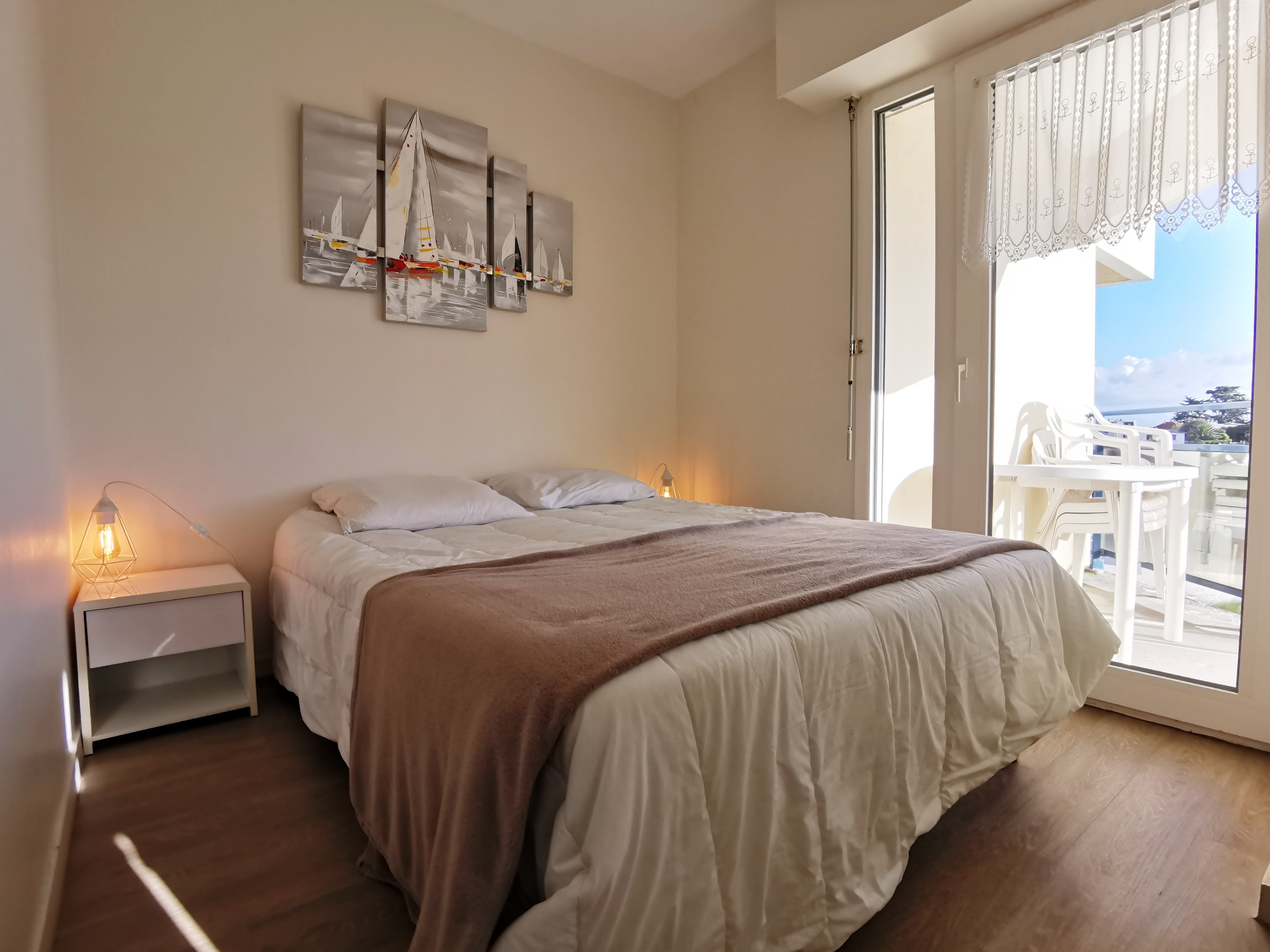 1 chambre avec lit 140 et accès balcon