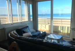 Salon et salle à manger vue mer
