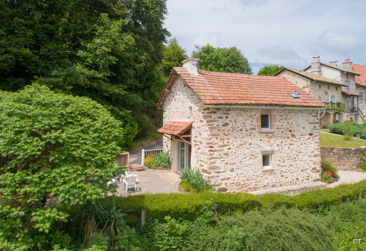 Façade sud... depuis quelques aménagements extérieurs ont été apportés