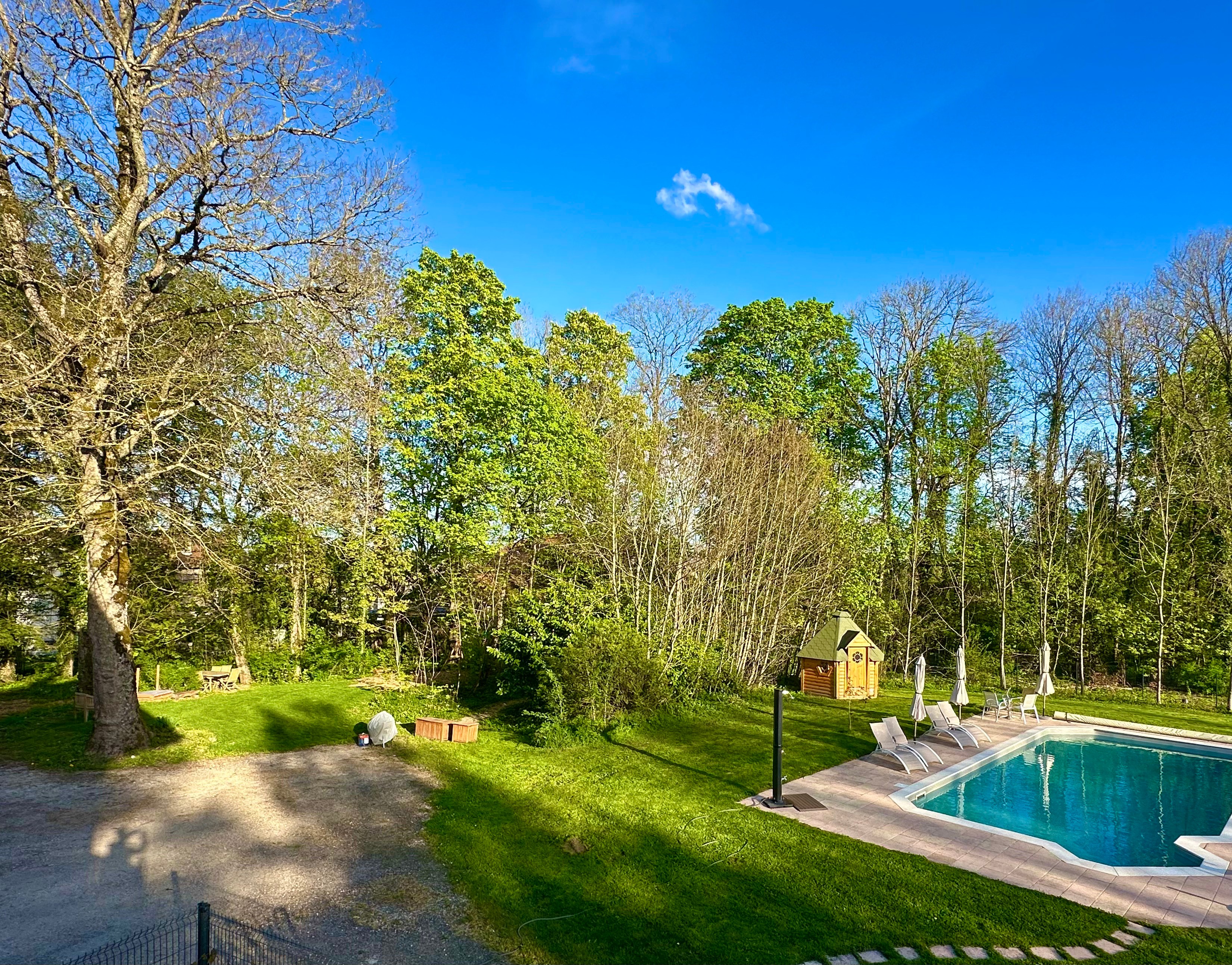 Vue de jardin avec piscine et sauna