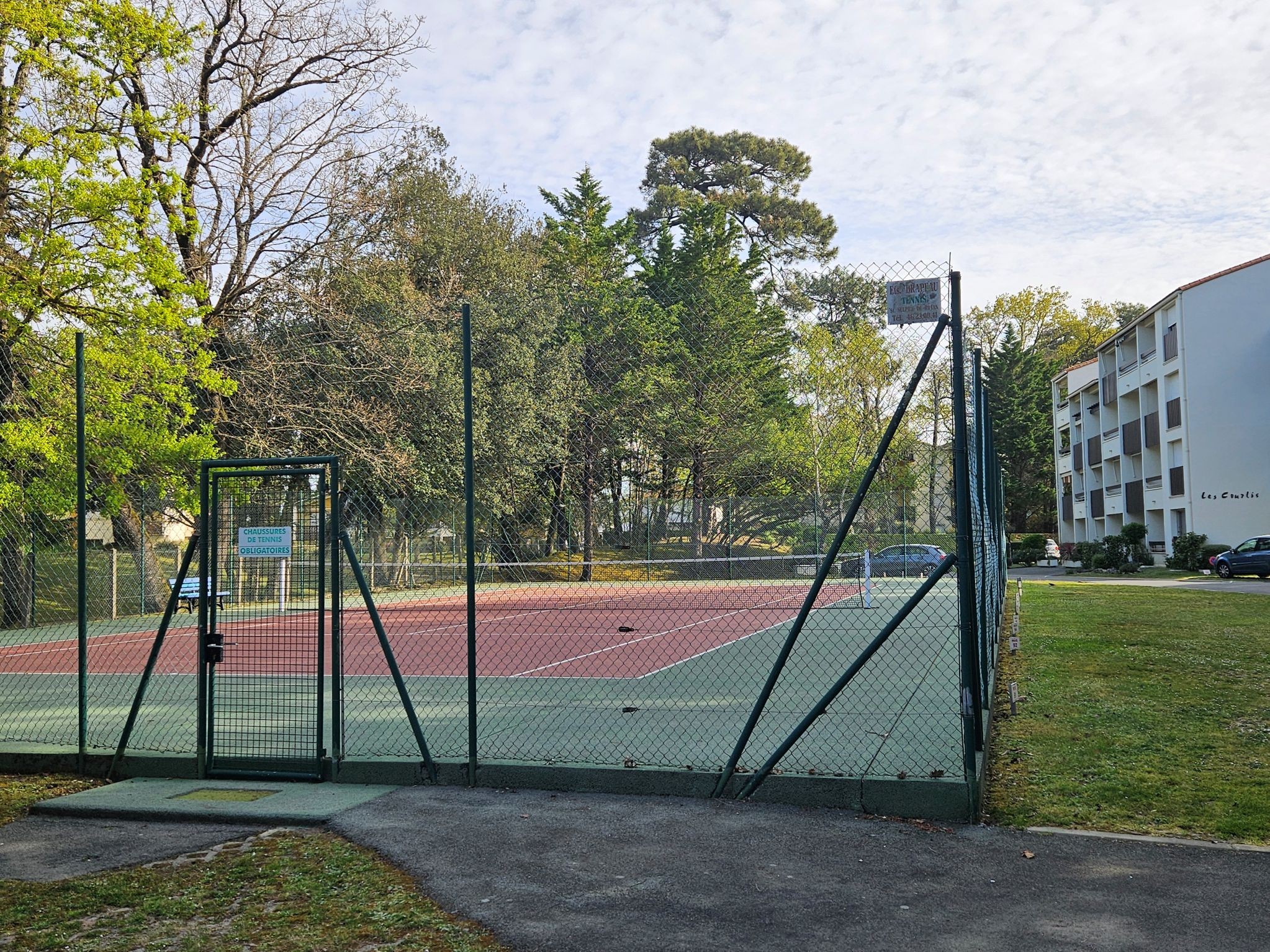 Le terrain de tennis de la résidence