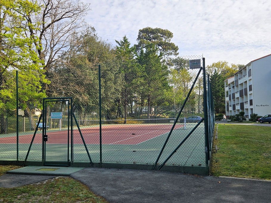 Le terrain de tennis de la résidence