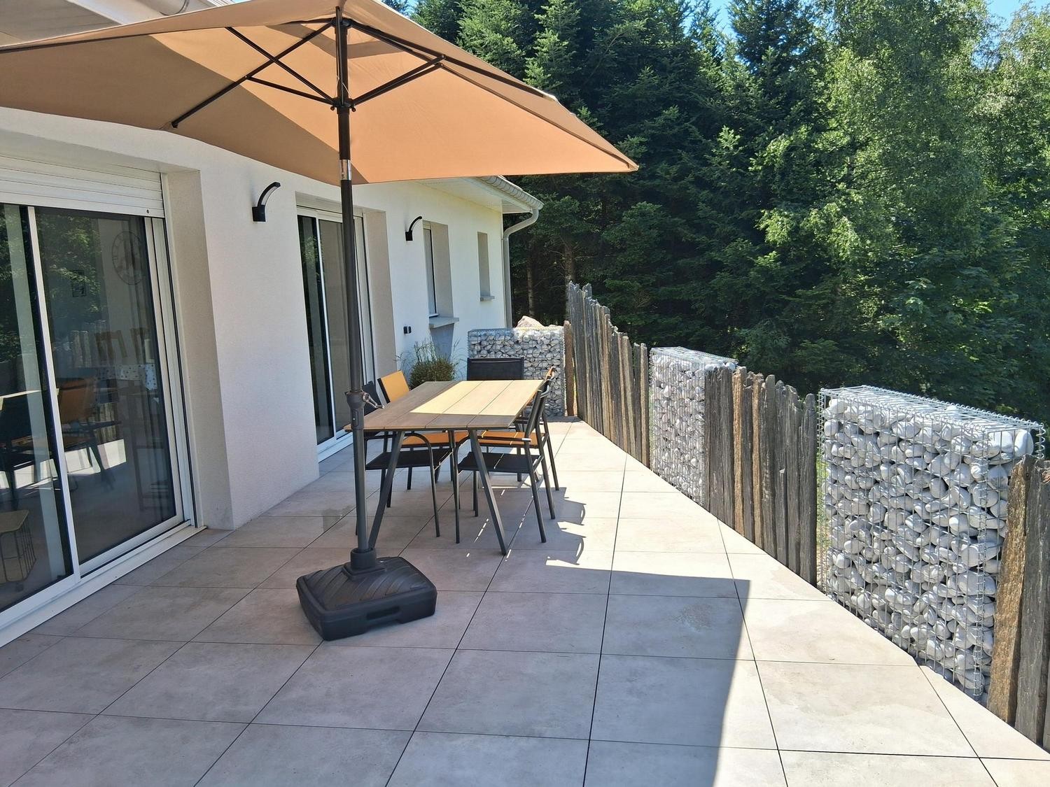 Terrasse - Gîte Chêne à Anould, plain-pied moderne près des lacs et randonnées