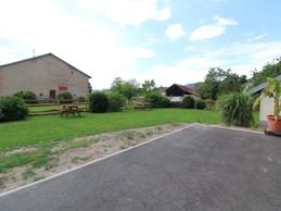 Cour et son grand jardin d'agrément - Gîte collectif La Ruche