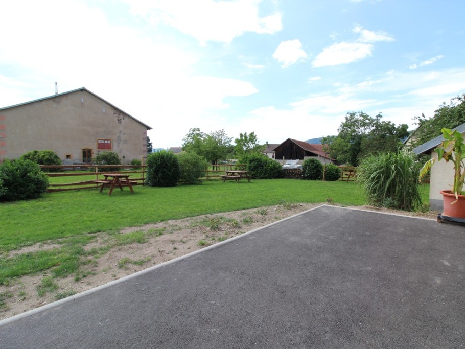 Cour et son grand jardin d'agrément - Gîte collectif La Ruche