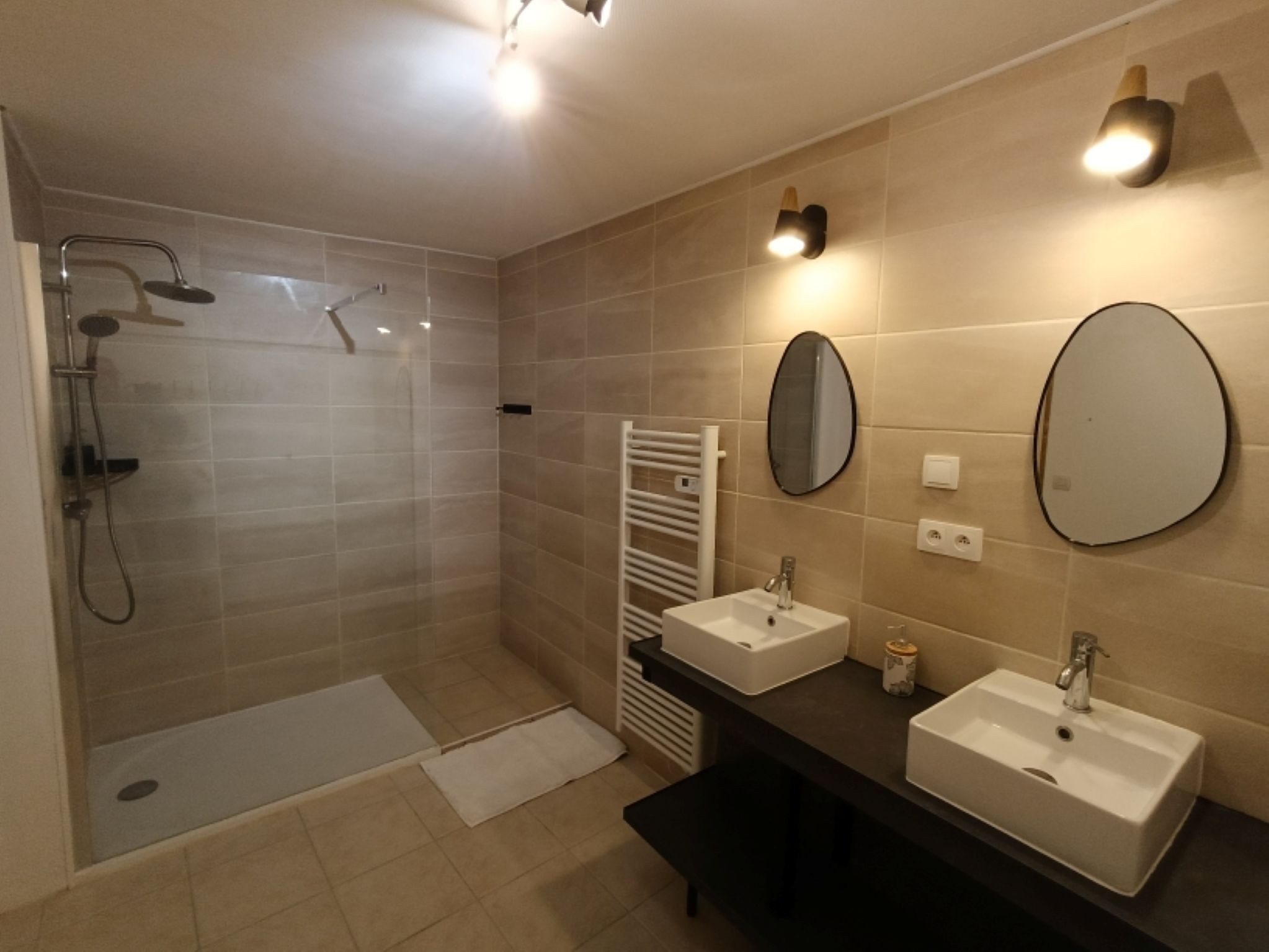 shower room with washing machine in the O Scope gite next to Futuroscope