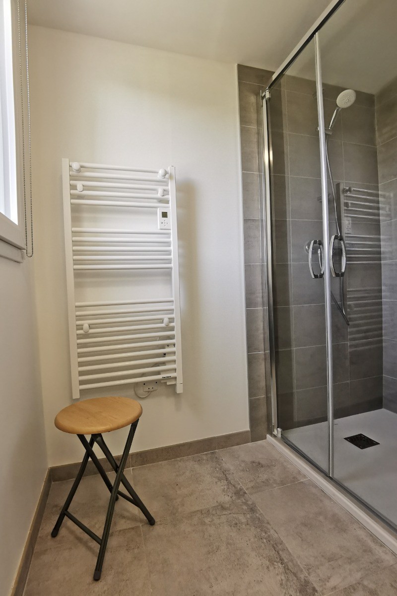 Grande douche dans la salle d'eau