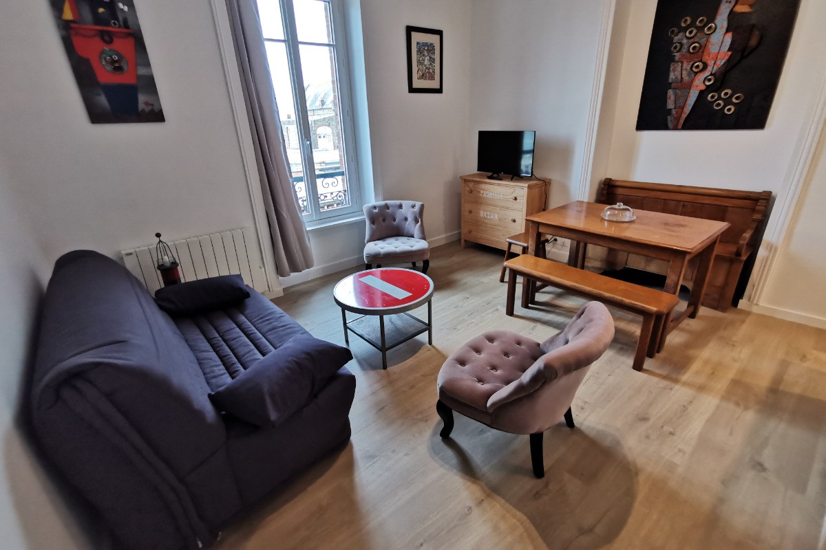 Salon avec canapé lit et espace repas