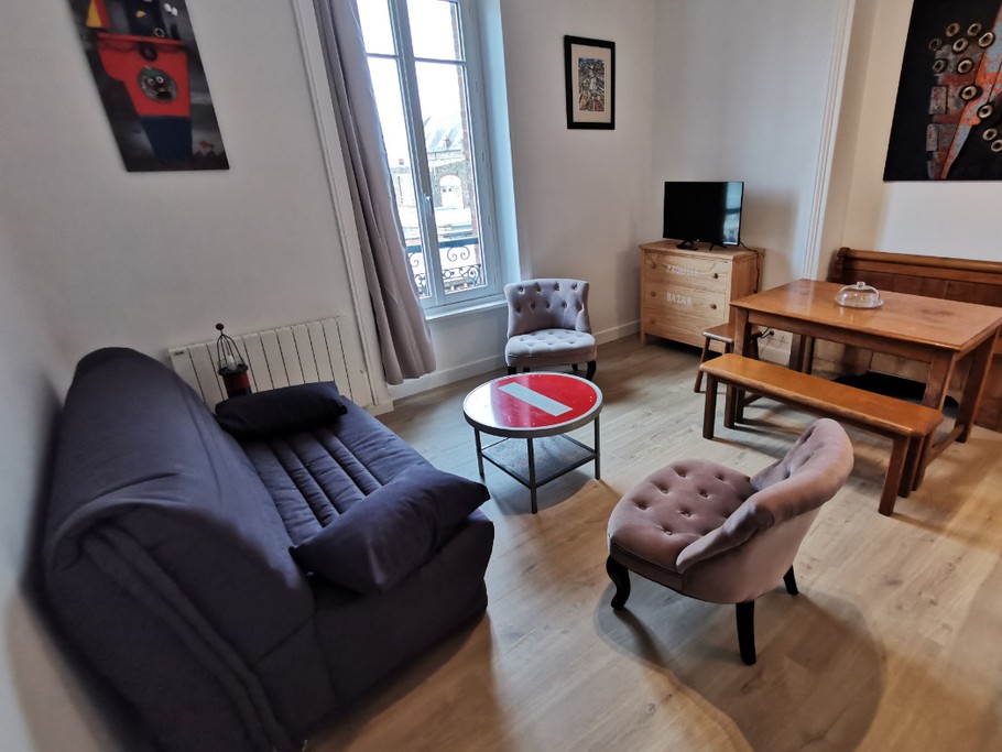 Salon avec canapé lit et espace repas