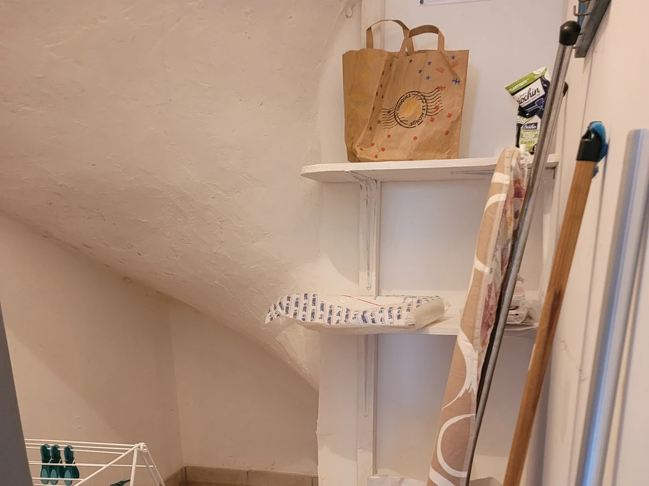 Placard RDV avec ustensiles ménage et table/fer à repasser