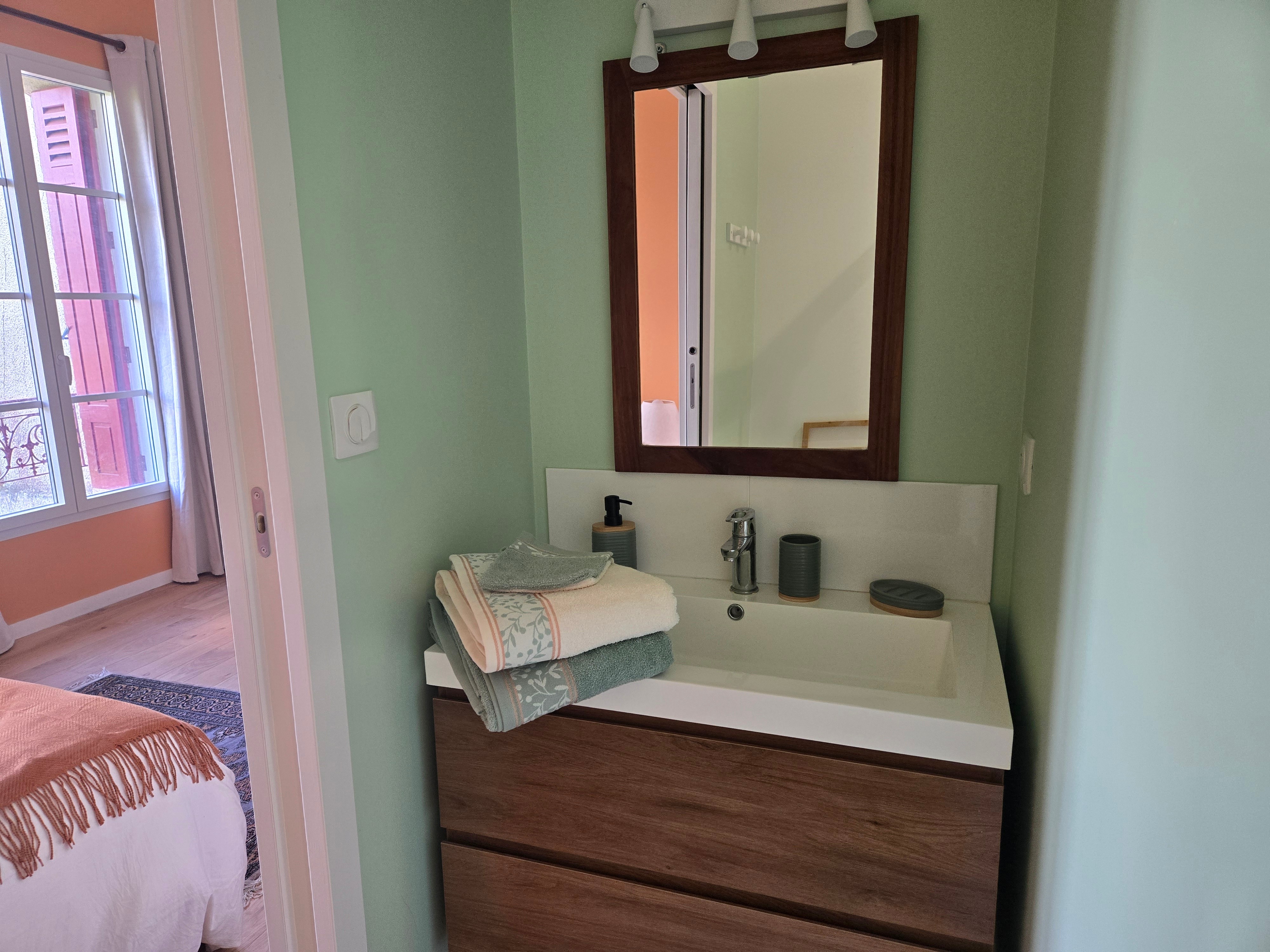 Salle de bain de la chambre orange