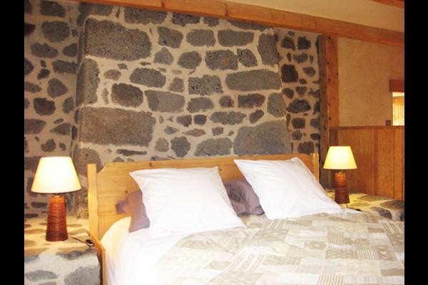 Nid au creux des pierres : chambre située au 1er étage et pouvant accueillir jusqu'à
4 personnes.