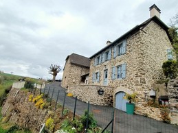 Façade en pierre typique du Cantal, maison de village à Lapeyrugue