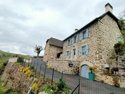 Façade en pierre typique du Cantal, maison de village à Lapeyrugue