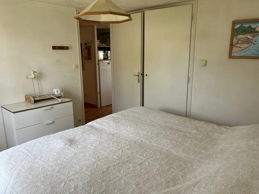 Bedroom 1 (ground floor): 2 single beds (90cm)