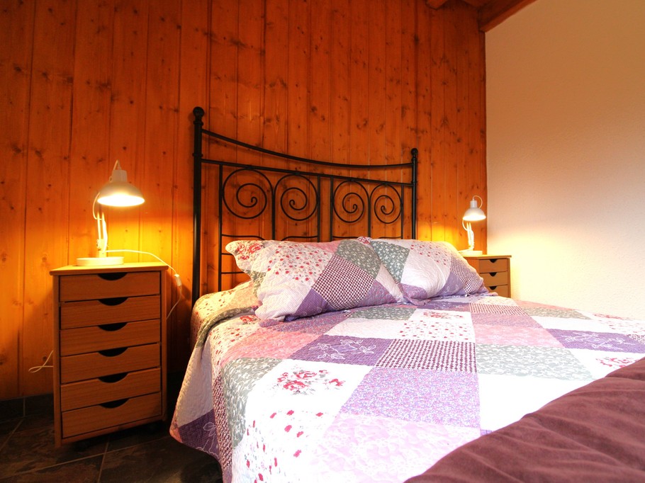 Bedroom 1 - Gîte Le Sapin, close to lakes and walks, for 4-8 people