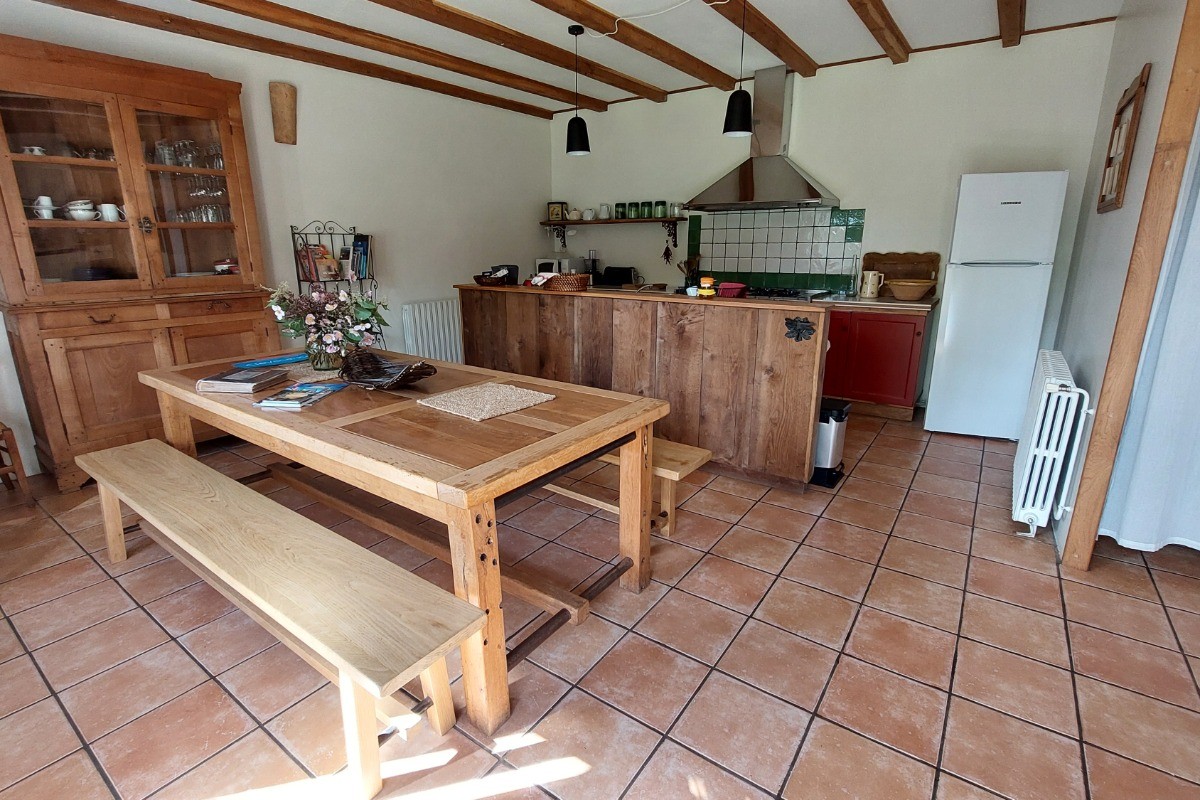 grande pièce lumineuse salle à manger-cuisine