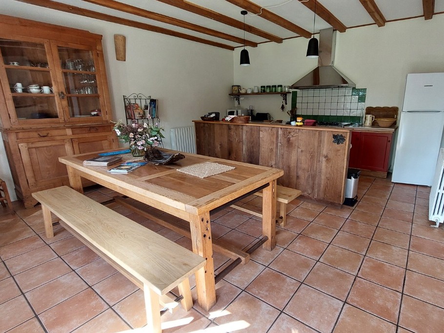 grande pièce lumineuse salle à manger-cuisine