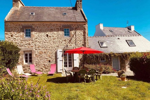 Extérieur de la maison avec salon de jardin
