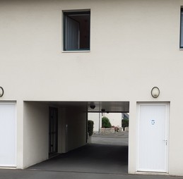 Accès aux places de parking extérieures.