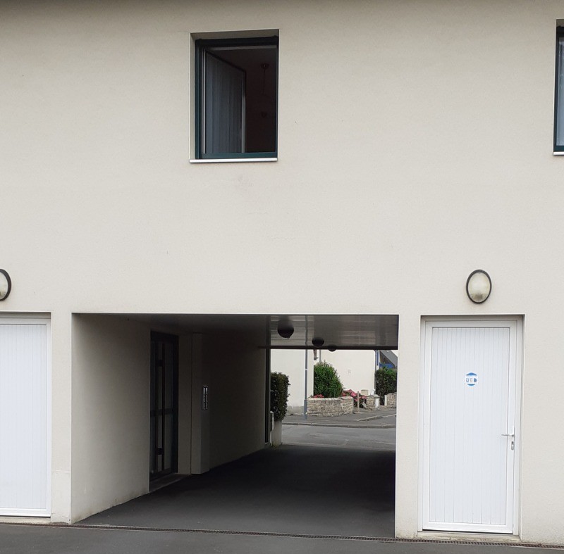 Accès aux places de parking extérieures.