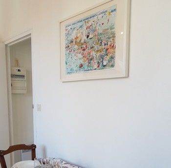 Cuisine équipée avec table pour 2 personnes (lave-vaisselle, 4 feux plaque vitrocéramique, four, micro-ondes)