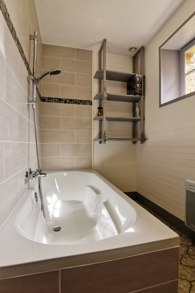 RDC: Salle de bain -WC indépendant - Location de vacances - Kernilis
