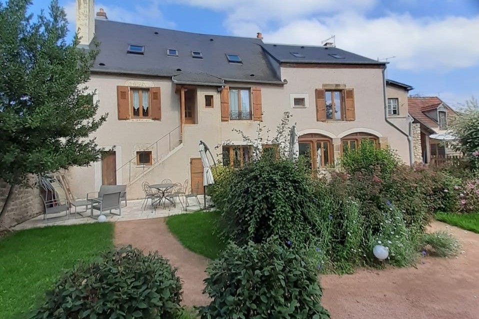 Accés du gîte par la terrasse et escalier extérieur.