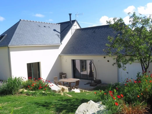 Vue du jardin de la maison sur Saint-Jacut