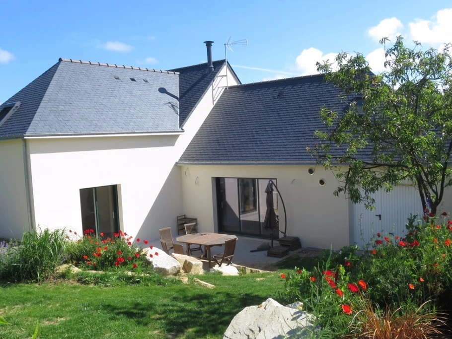 Vue du jardin de la maison sur Saint-Jacut