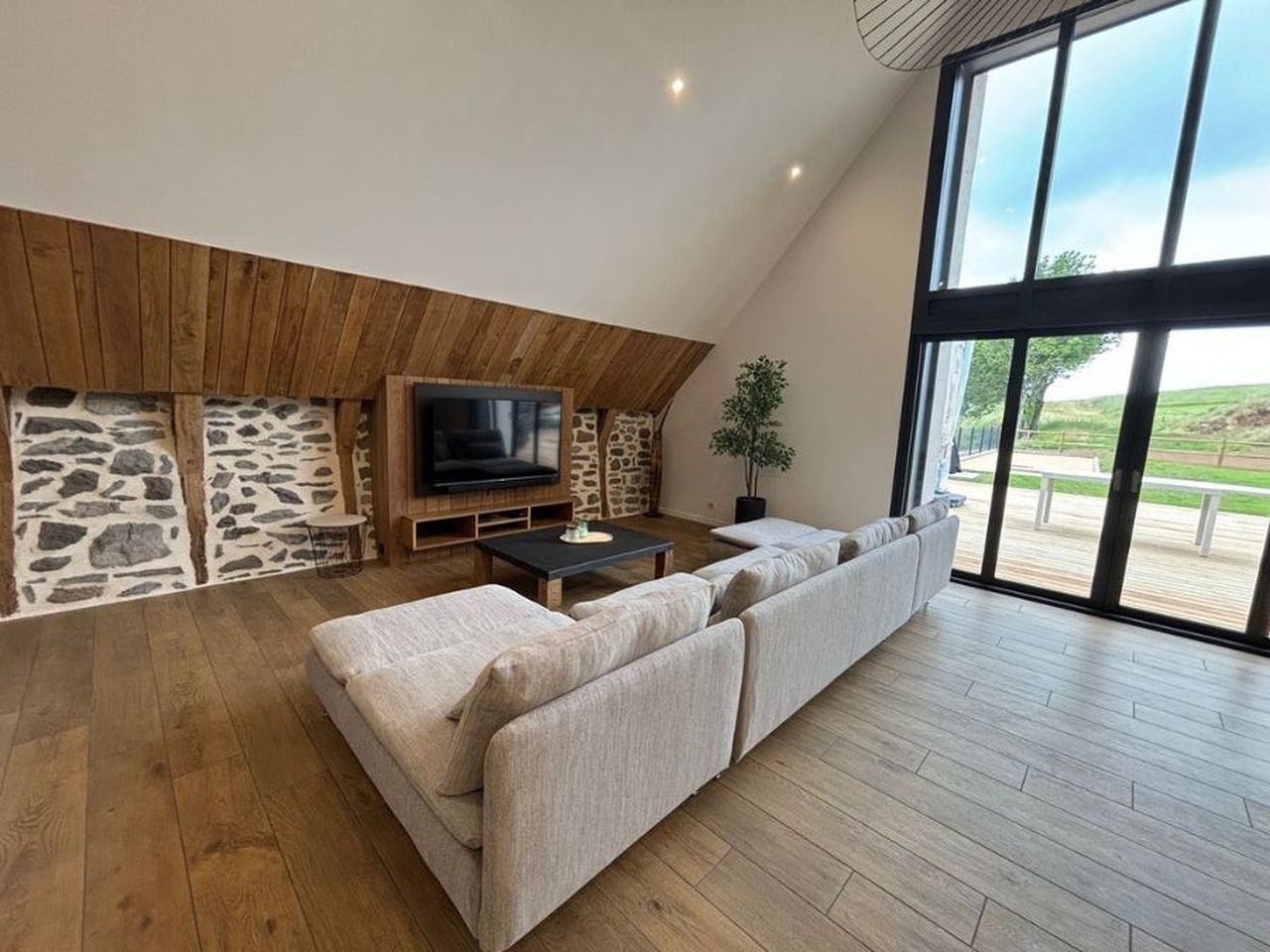 Living room with an opening and a panoramic view