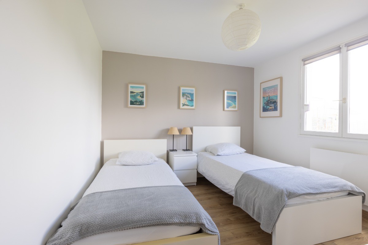 chambre deux lits simple fenêtre côté jardin
