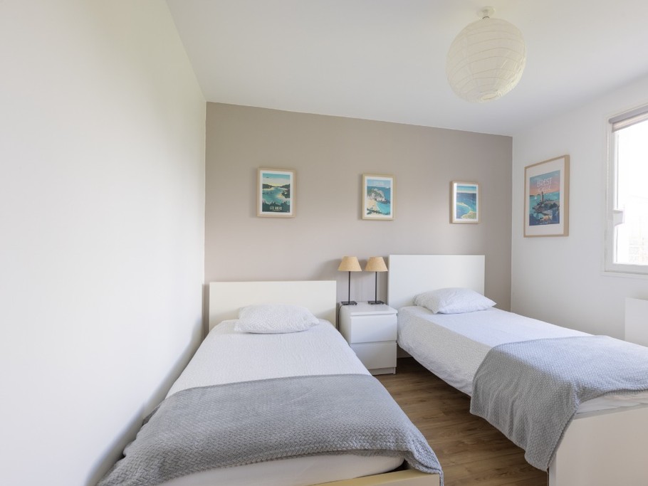 chambre deux lits simple fenêtre côté jardin