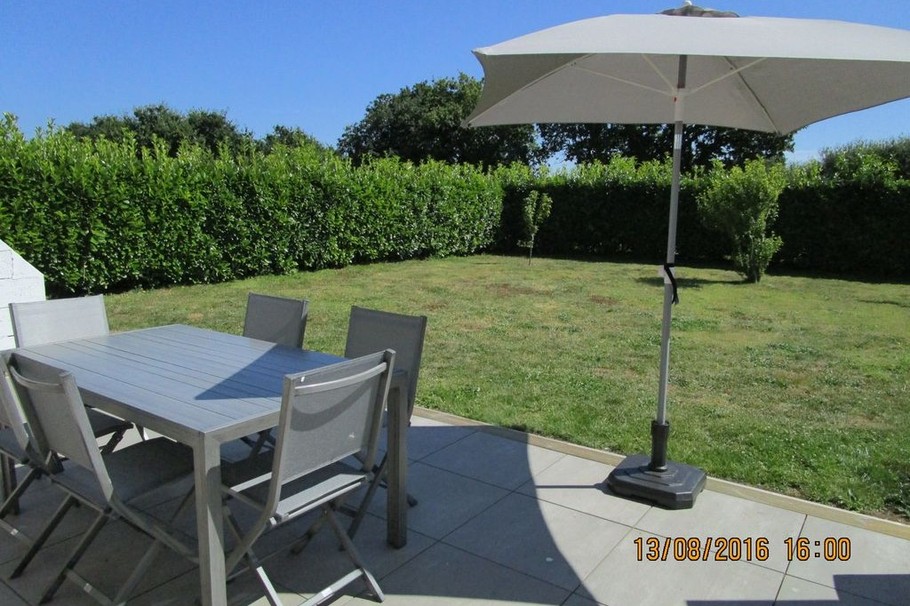 jardin clos avec terrasse et barbecue fixe