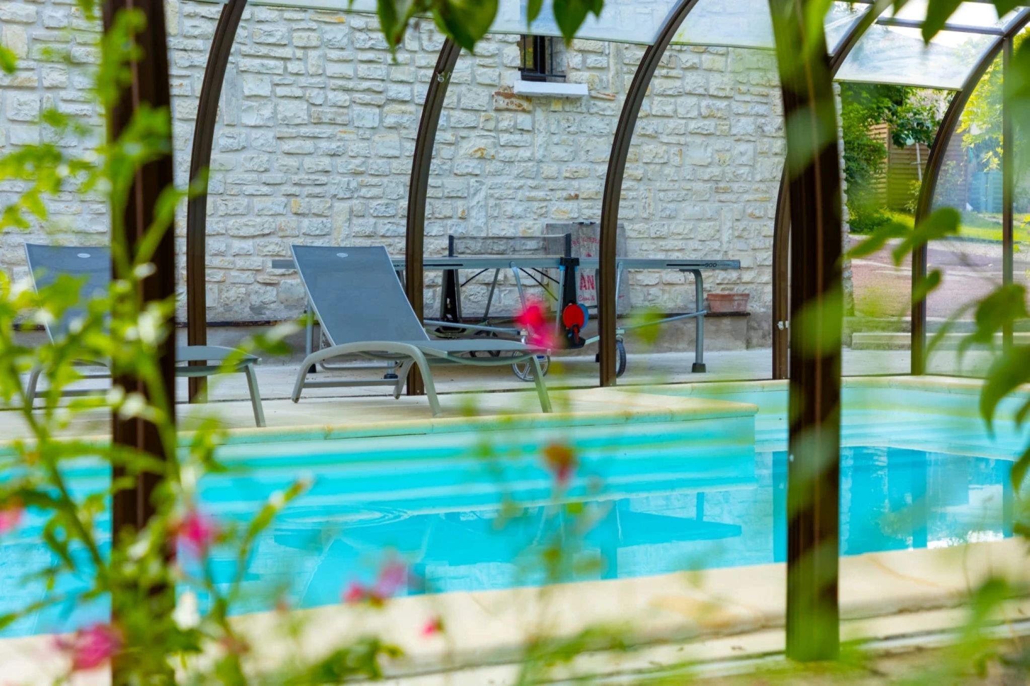 Piscine couverte privée et sécurisée 4 X 8 (chauffée en option) de La Villa des Eaux douces en Charente