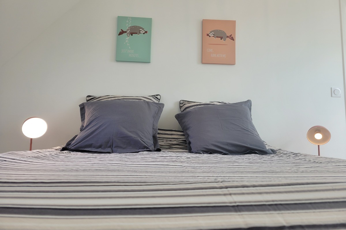 Troadec, Clévacances, location Trévou-Tréguignec, la chambre de l'étage avec lit double en 160