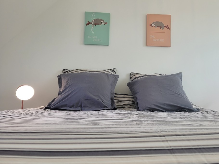 Troadec, Clévacances, location Trévou-Tréguignec, la chambre de l'étage avec lit double en 160