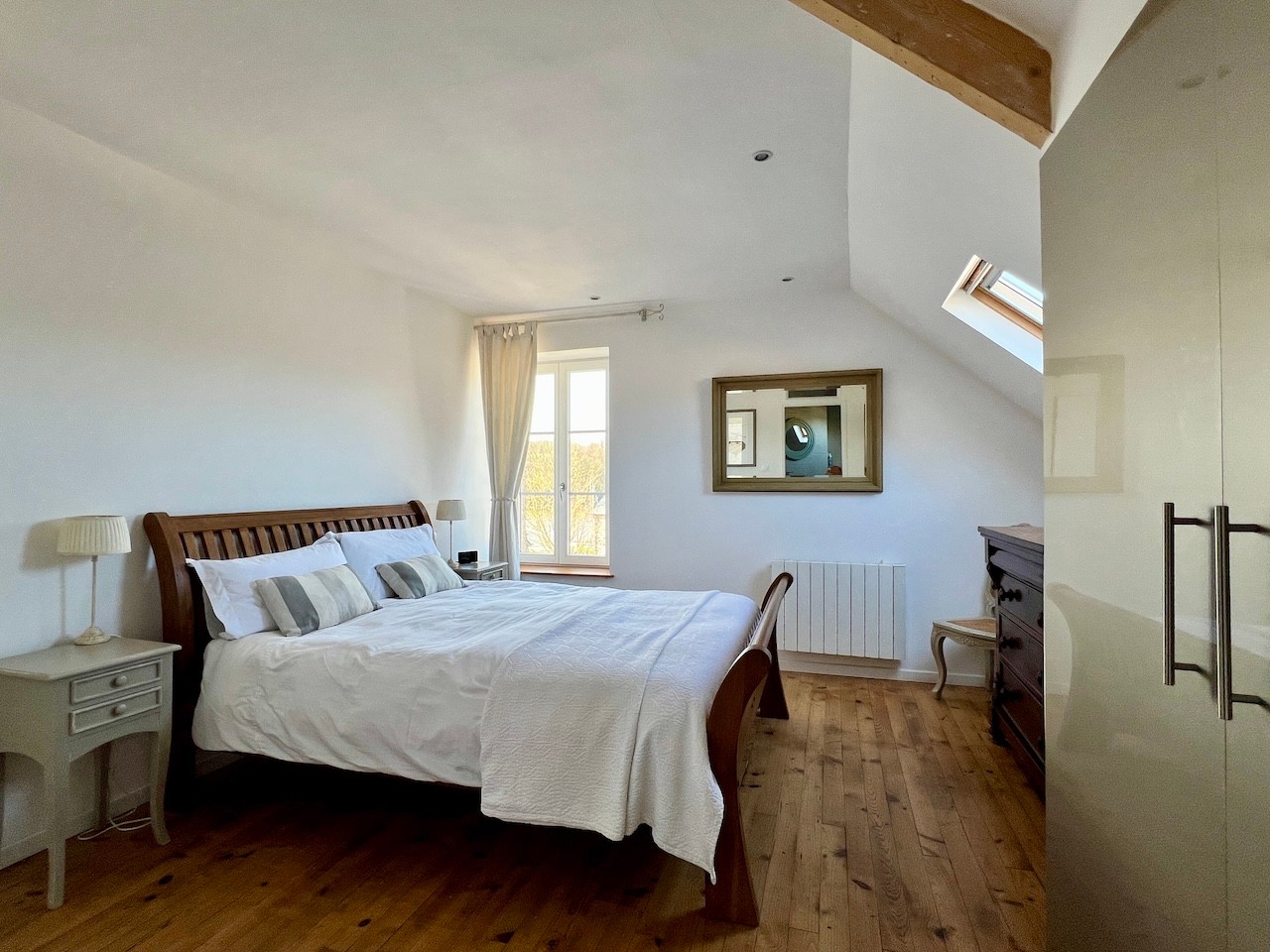 Master bedroom with king-size bed, en-suite bathroom (double shower) and harbour views