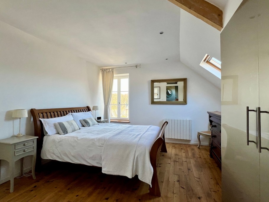 Master bedroom with king-size bed, en-suite bathroom (double shower) and harbour views