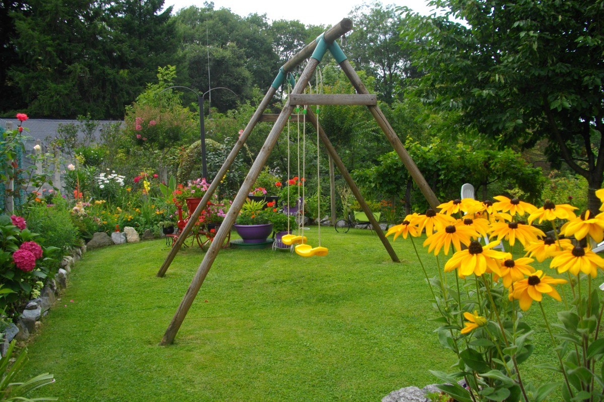 Jardin fleuri avec balançoire