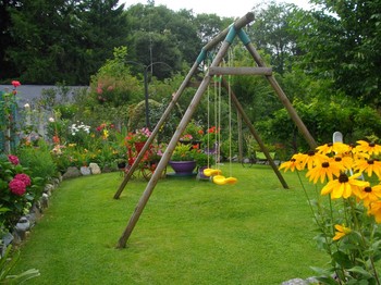 Jardin fleuri avec balançoire