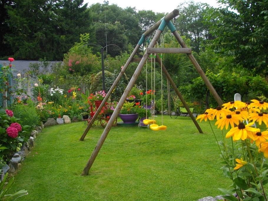Jardin fleuri avec balançoire