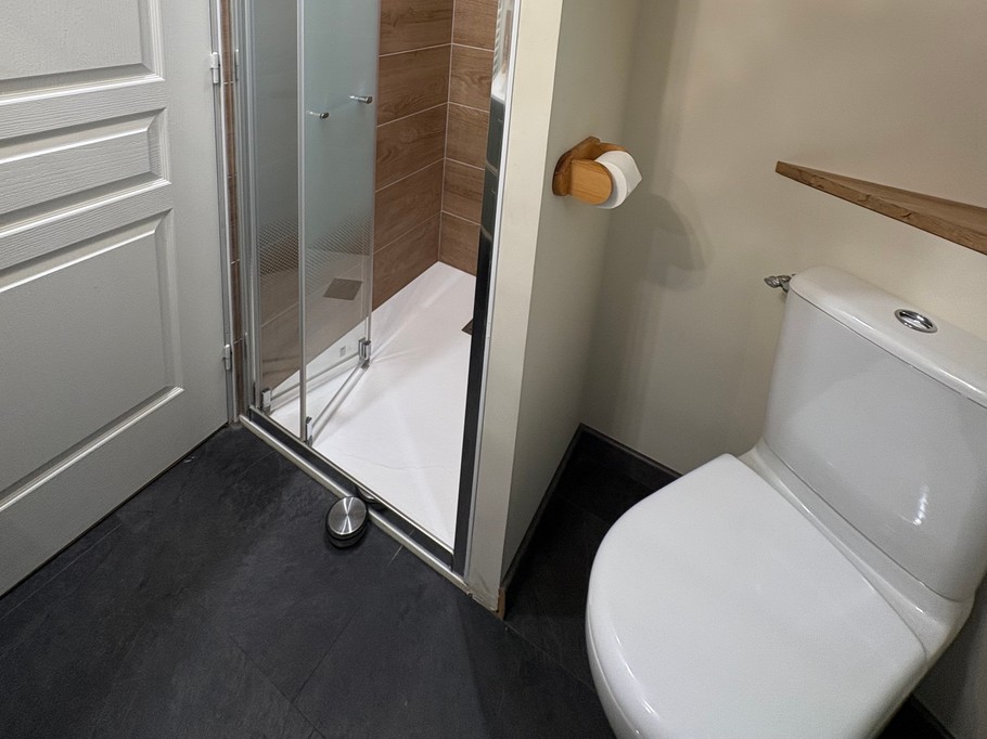 Salle d'eau à l'étage avec meuble vasque, douche grande dimension et WC