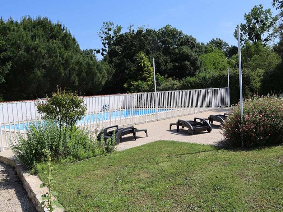 Gîte avec piscine partagée