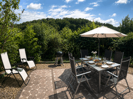 Profitez de notre jardin privé équipé de mobilier de jardin, de chaises longues, d'un parasol et d'un barbecue
