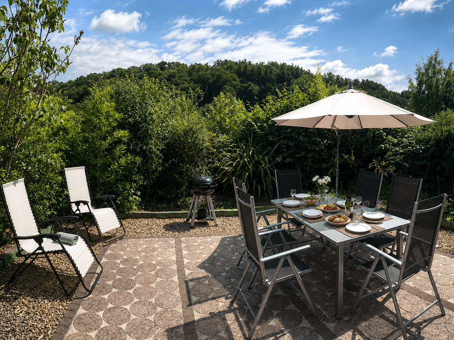 Profitez de notre jardin privé équipé de mobilier de jardin, de chaises longues, d'un parasol et d'un barbecue