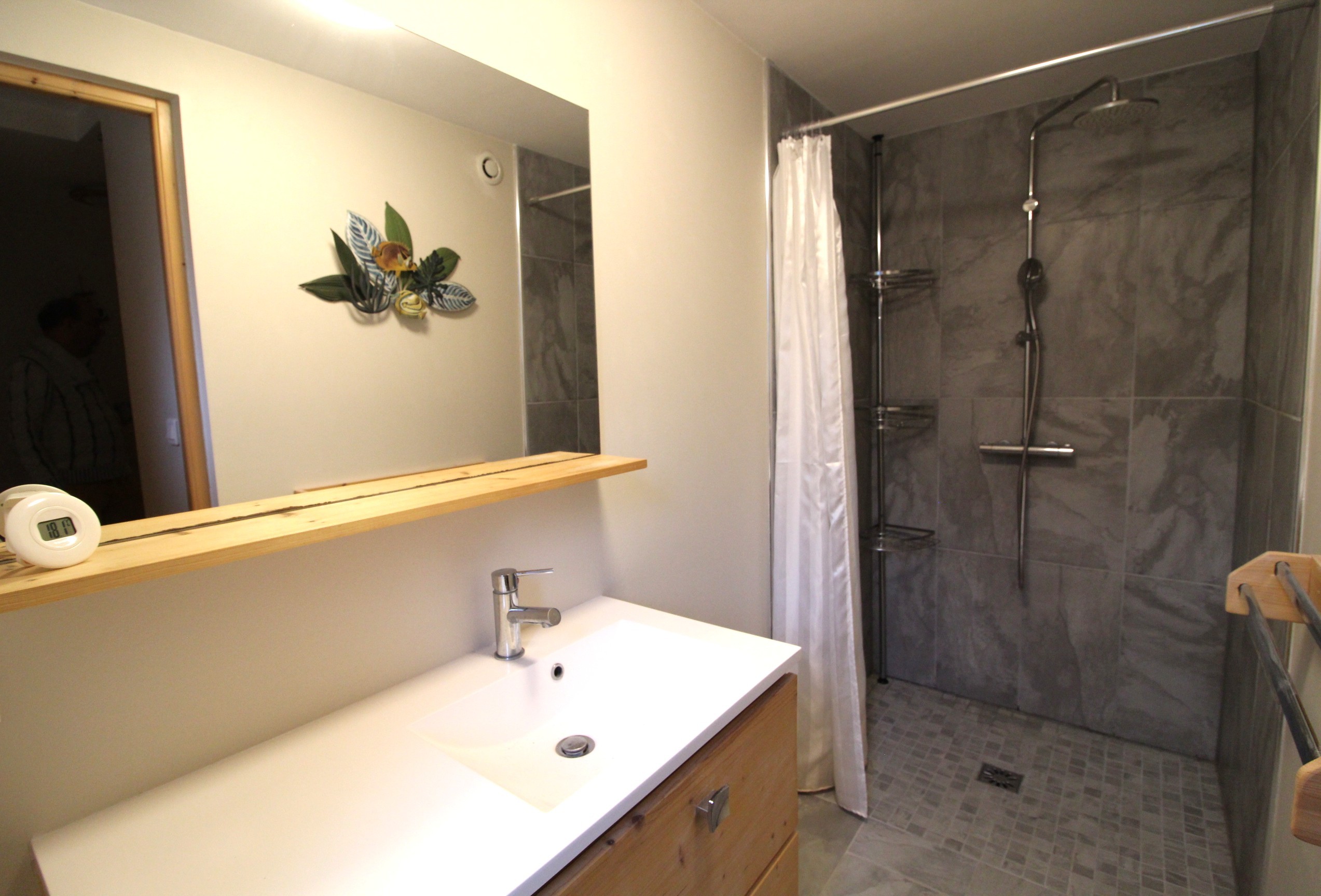 Salle d'eau avec grande douche - Appartement tout confort avec jacuzzi à Plainfaing