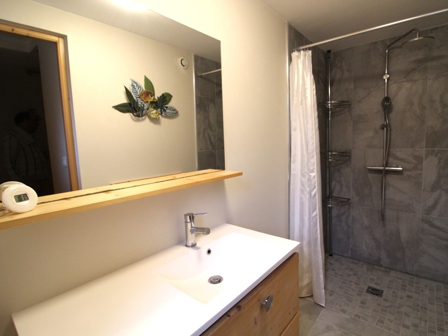 Salle d'eau avec grande douche - Appartement tout confort avec jacuzzi à Plainfaing