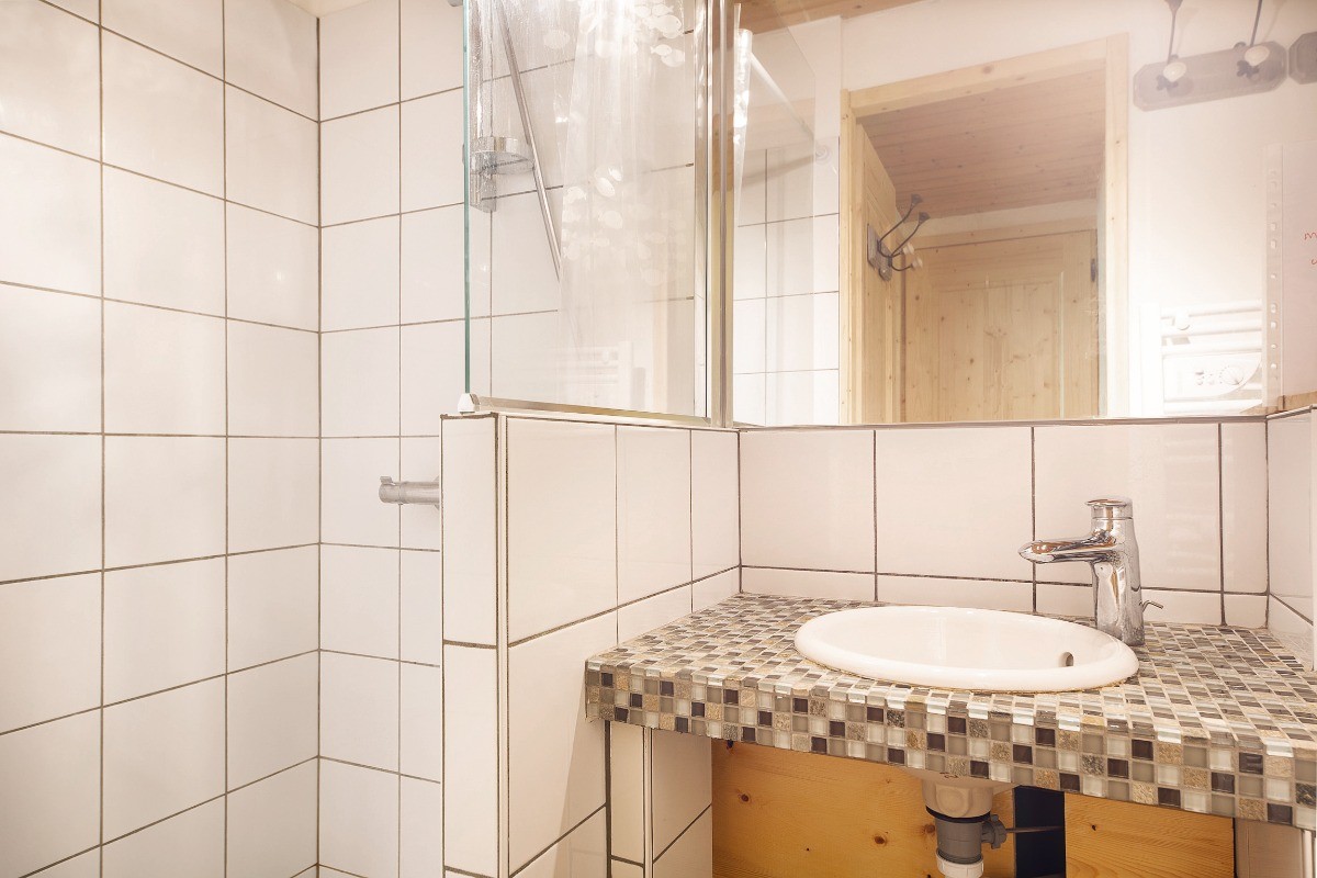 La salle d'eau de l'étage, incluant les toilettes