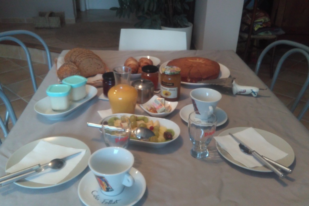 ©bouchard_petit déjeuner - chambre d'hôte Béziers-pâtisserie maison- viennoiseries- salade de fruit de saison  - flan ou yaourt